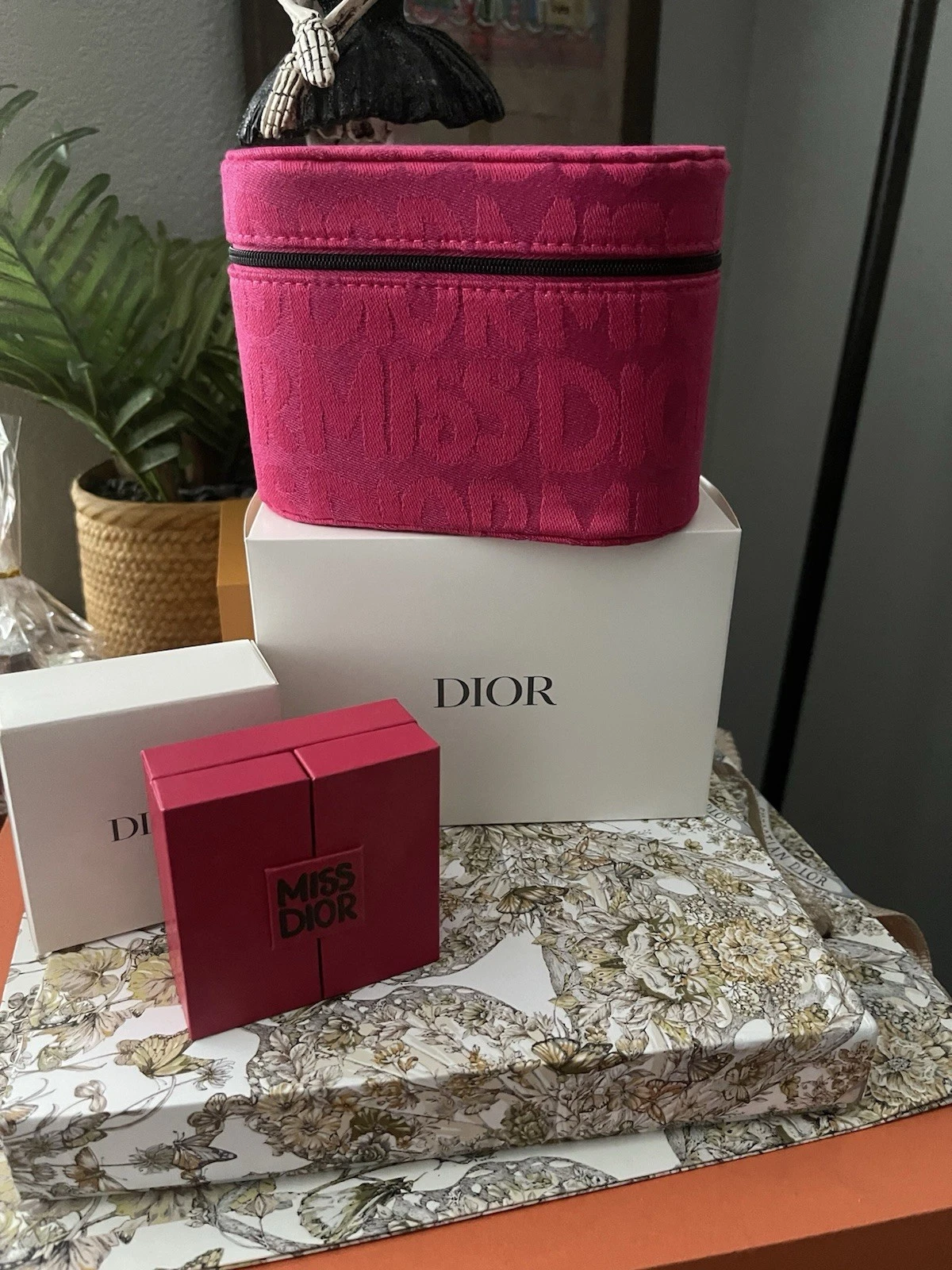 Miss Dior Beauty Hot Pink Mini Vanity Case & Essence Mini Perfume Set GWP