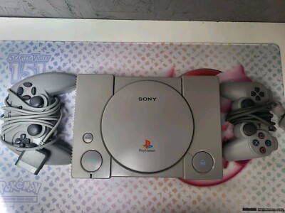 Sony PlayStation Grau Konsole mit X2 Controllern, benötigten Kabeln + M Karte