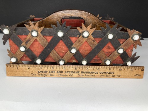 Adirondack Tramp Art Divided Box / Tote w/ Porcelain Buttons, Red Mesh,Wood Legs - Photo 8 sur 22
