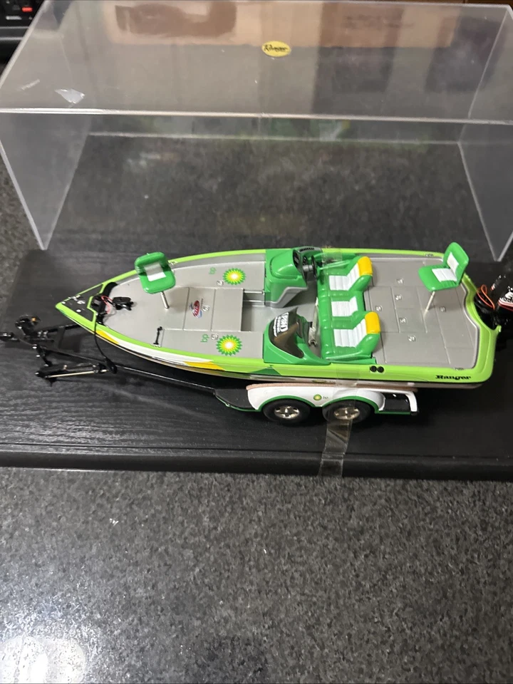Pesca de lubina BP Ranger diecast jactancia escala 1/24 con vitrina Foto 2 de 4