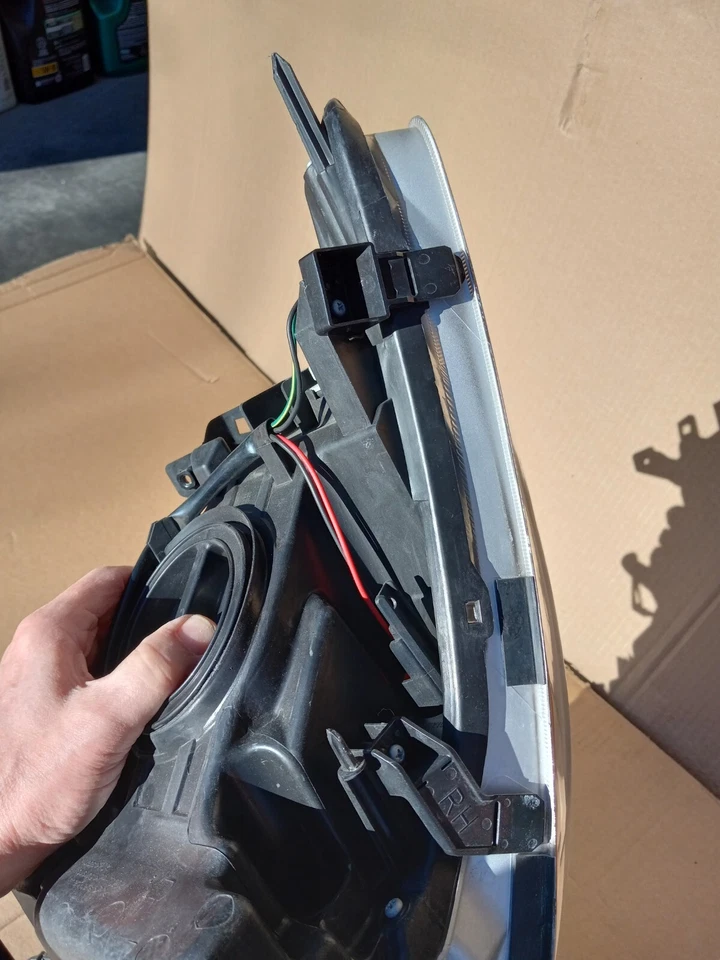 Infiniti G37S 2008-09 cupé conjunto de faros OEM, pasajero derecho Foto 4 de 4