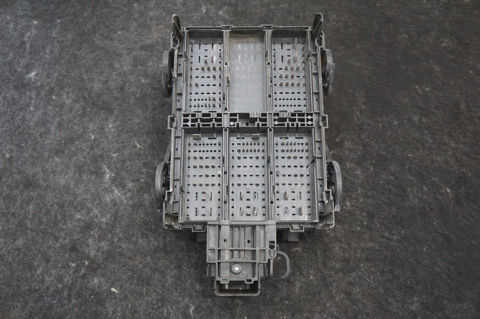 Engine Fuse Box Block Relay Junction Box 23143474 Chevrolet Silverado 3500 15-19 - Image 3 of 4