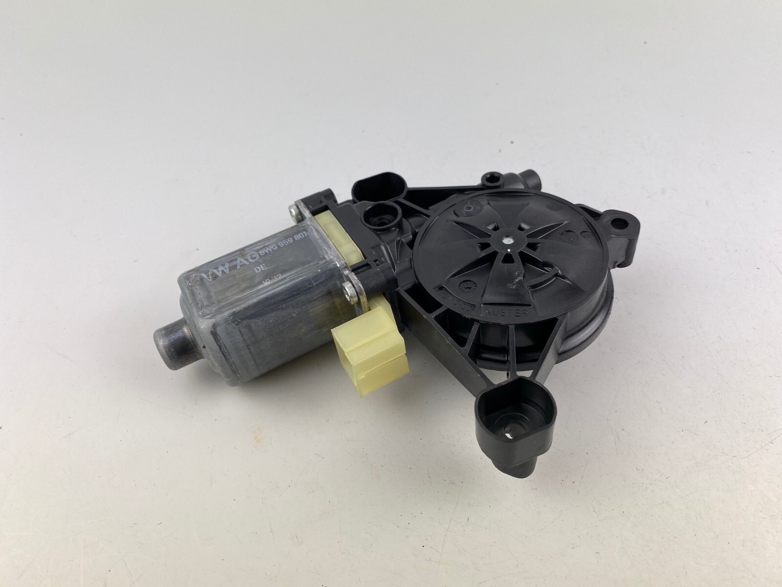 AUDI A3 8V ORIGINAL Aktive Motorhaube AIRBAG Aktuator 8V0823823F NEU