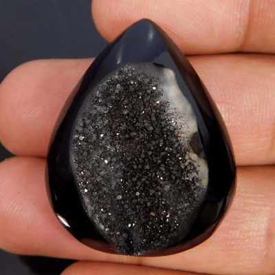 Großhandel 56,80 Cts. Natürlicher wunderbarer schwarzer Onyx Druzy Birne Cabo...