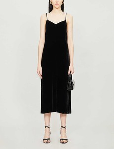 sleeveless black velvet dress