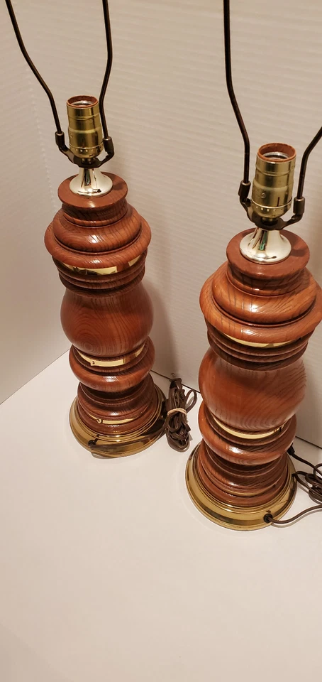 Juego de 2 lámparas de mesa grandes vintage de madera de centro medio con collares de latón Foto 4 de 4