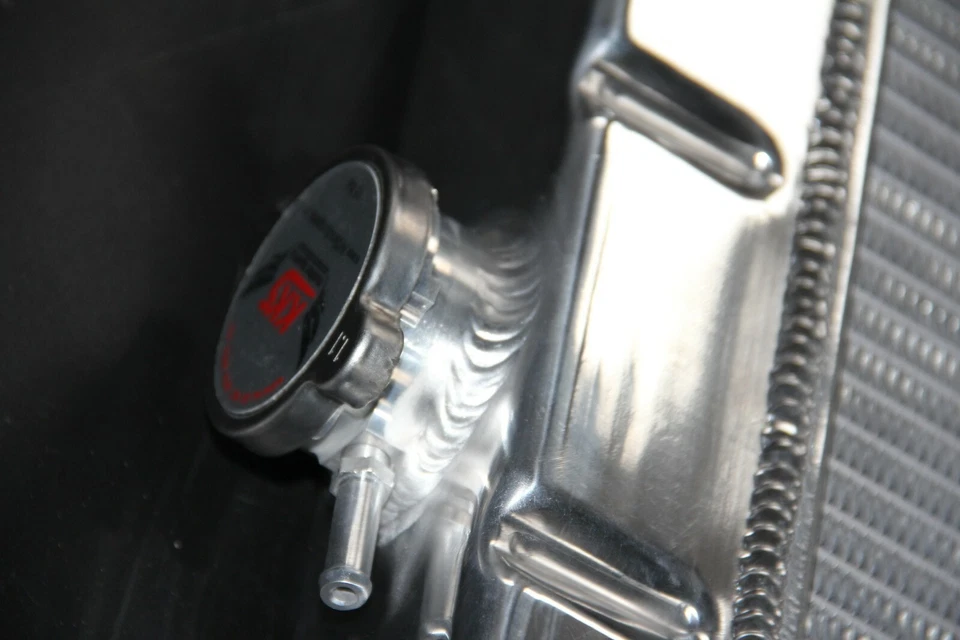 KKS583 3 Row Aluminum Radiator Fit 1972-85 Jeep CJ5 CJ6 CJ7 Scrambler 3.8L 5.0L - Image 4 of 4