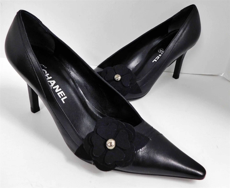 Chanel Black Classic Leather Camellia Felt Flower CC Pointy Pumps Italy 40 - Image 2 of 4