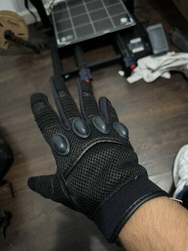 Batman The Dark Knight Gloves - Picture 1 of 5