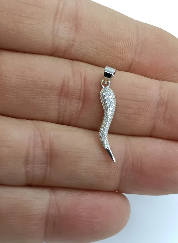 CIONDOLO PORTAFORTUNA CORNO IN ARGENTO 925 CON ZIRCONI BIANCHI - Immagine 2 di 3