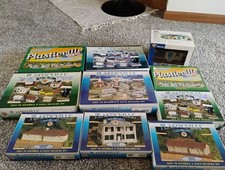 NOS 10 PC. VINTAGE PLASTICVILLE MODEL TRAIN VILLAGE BUILDINGS