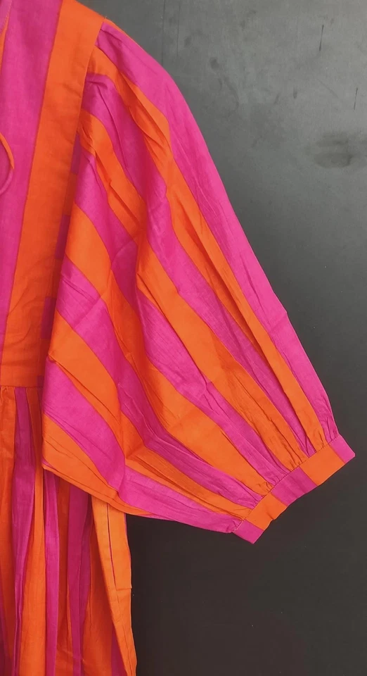 Vestido midi rosa estampado a rayas, vestido oversize cuello profundo con cierre de cuerda Foto 4 de 4