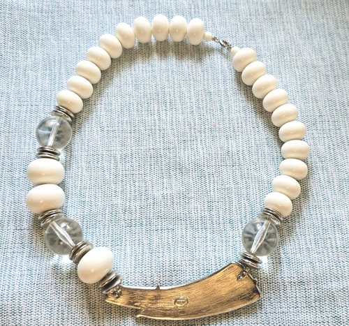 Trifari White Beaded Vintage Necklace With Asymmetrical Pendant 1980s Retro - Picture 2 of 3