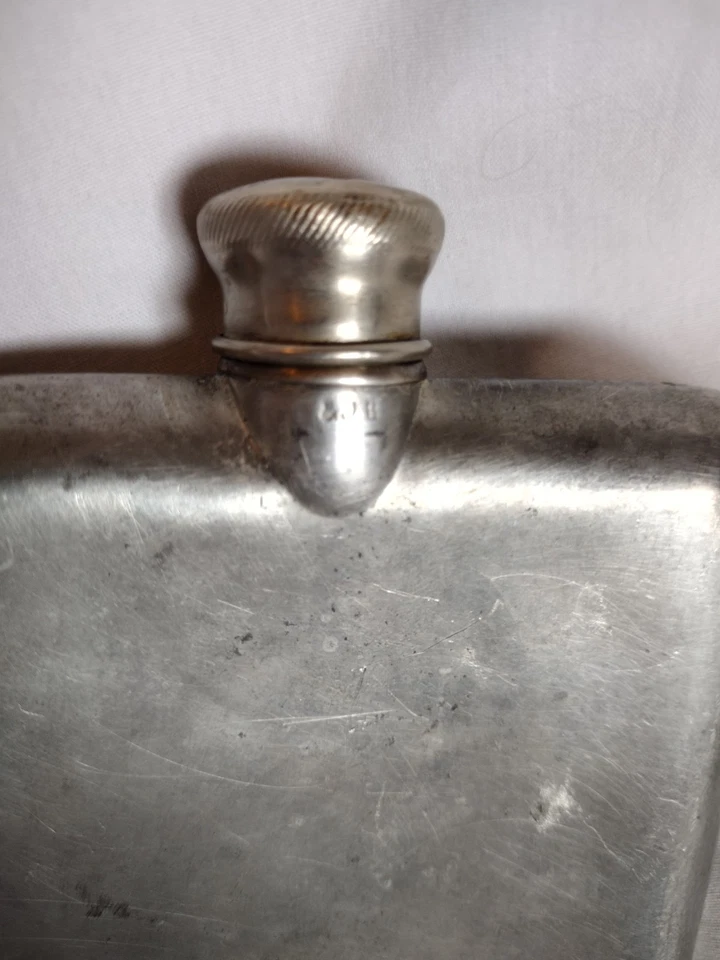 Antiguo frasco de metal tono plata. Martillado. E. & J.B. con monograma H. N. K. Foto 4 de 4