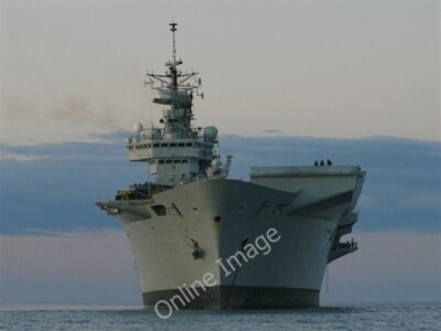 Foto 6x4 Mind your back !! HMS Illustrious ist da. Lossiemouth The bow o c2009