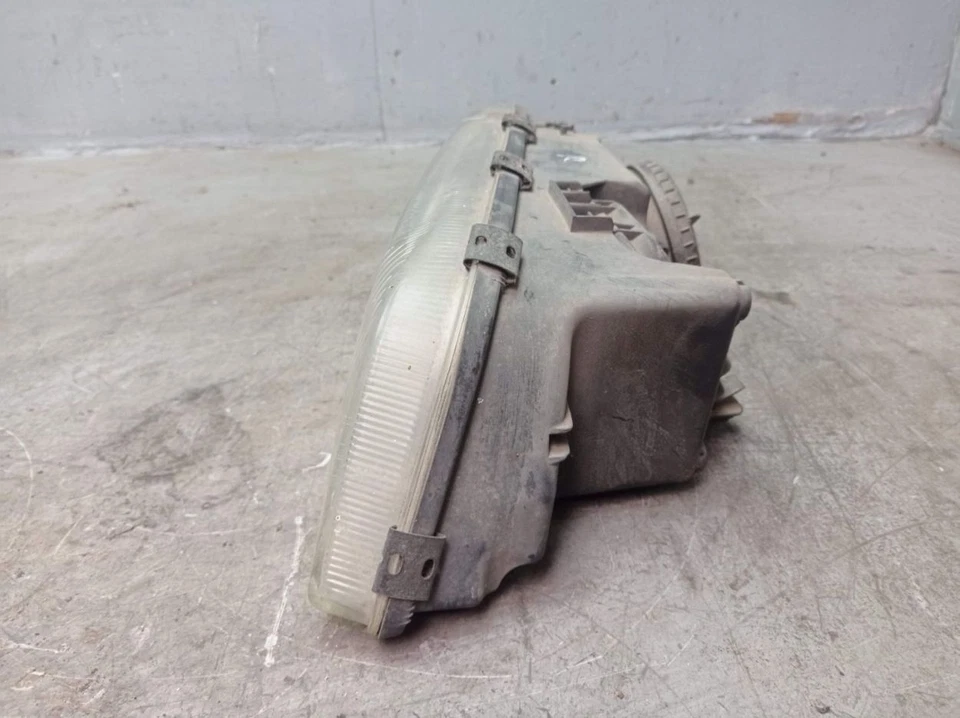 Faro derecho VOLVO V70 I (875, 876) 2.5 TDI 147344-00 Foto 4 de 4