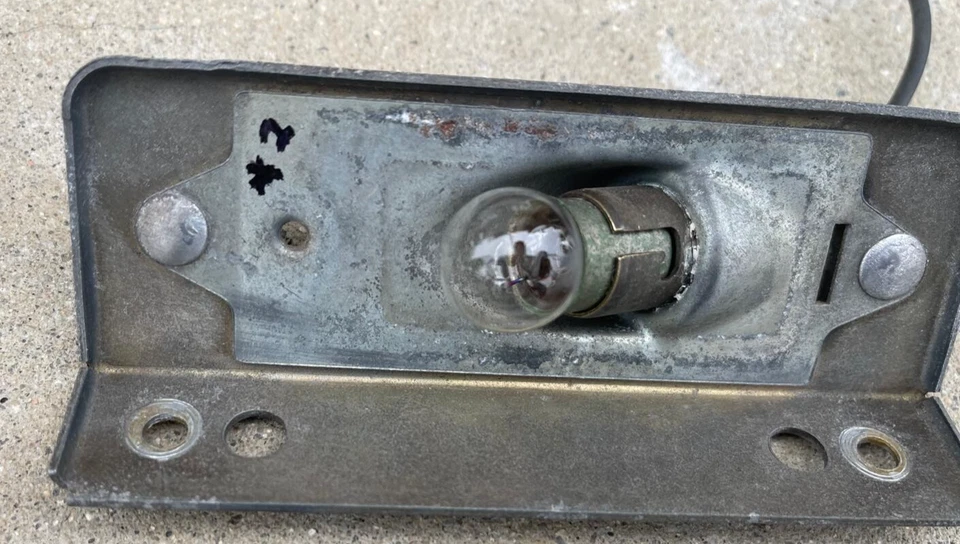 PARAGOLPES TRASERO LINCOLN CONTINENTAL LUZ MATRÍCULA 1966-1969 66-69 FORD Foto 4 de 4