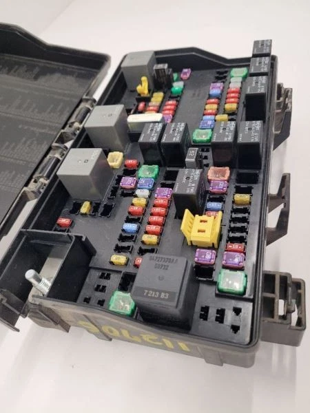 17 18 19 20 21 22 Dodge Ram 1500 motor relé caja de fusibles caja de fusibles 68322371AC Foto 2 de 4