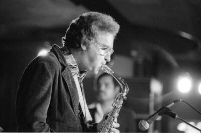 Lee Konitz Alto Saxophone Performs 1981 Old Jazz Photo