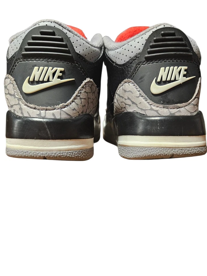 AIR JORDAN 3 RETRO NEGRO CEMENTO PREESCOLAR TALLA 11c -Negro/Rojo Fuego/Gris Cemento Foto 3 de 4