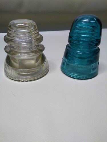 Set of 2 Vintage Antique Glass Insulators Railroad Electric Telephone Power - Afbeelding 1 van 4