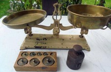 Antike Waage -  Messingschalen,  und ein Satz  Gewichte