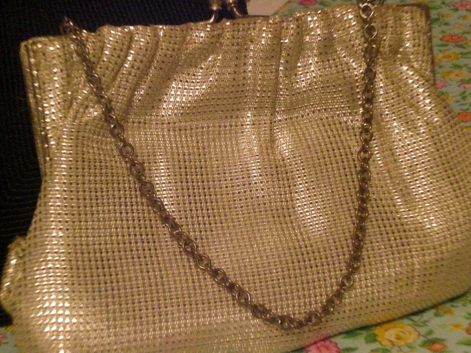 LOTE DE DOS MONEDEROS CORDE VINTAGE Y MONEDERO CLUCH PLATEADO SIN MARCA Foto 4 de 4