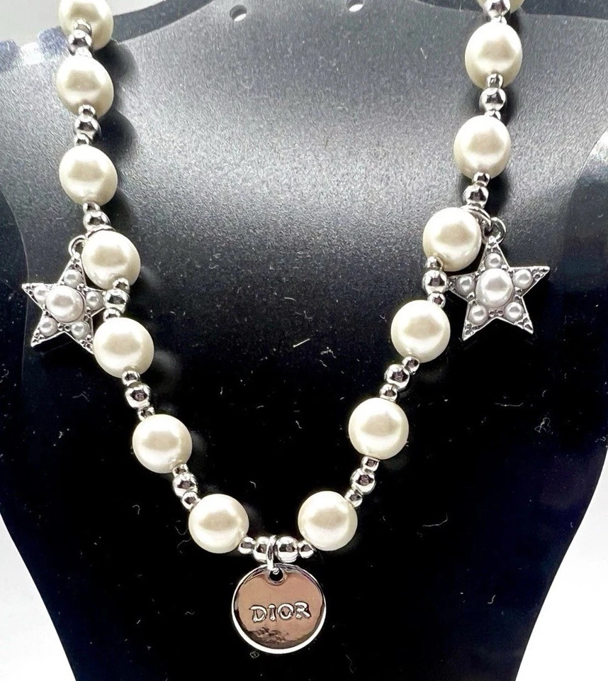 Collar Dior Imitación Perla Estrella Logo 16”-26” Ajustable PCA Incluye Bolsa para el Polvo Foto 2 de 4