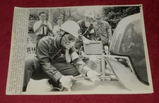 1970 Press Photo Tokyo Pollution Patrol Squad Check Exhaust Gas In Traffic Japan