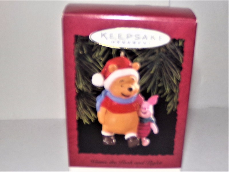 HALLMARK KEEPSAKE ORNAMENT "WINNIE THE POOH AND PIGLET" SWEET HOLIDAY TREASURE!