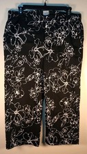 Chico's Women's Capri Pantsf Size 1 Black/White Floral Print Stretch Zip Pockets