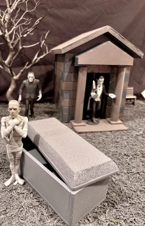 Universal Monsters Toony Terrors Silver Screen (4) w/ Custom Graveyard Diorama. - Image 4 of 4