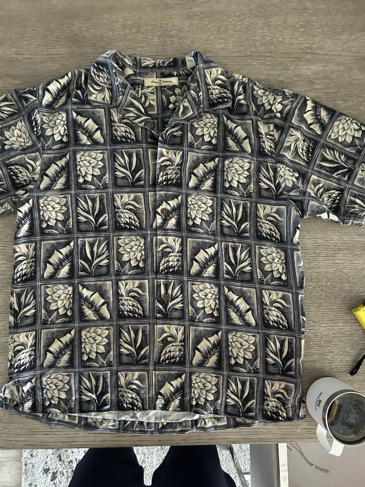 Tommy Bahama Men's Hawaiian Shirt Size Large, 100% Silk, Short Sleeve, Collared