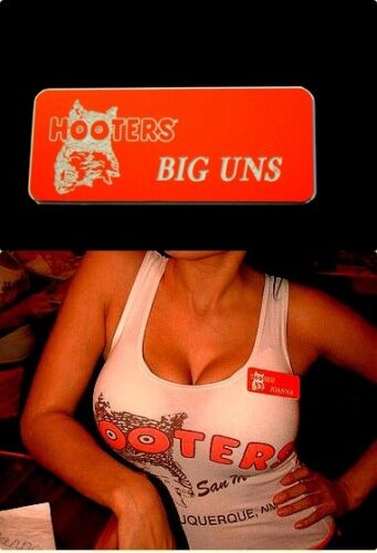 Hooters Uniform Big Uns Name Tag Pin Dress Up Role Play Halloween Costume Extra - Afbeelding 1 van 2