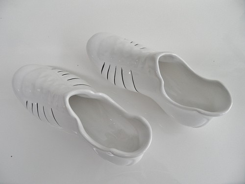 DEUX CHAUSSURES DE SPORT FOOT/RUGBY VINTAGE EN PORCELAINE DECO DESIGN'.... - Imagen 2 de 4