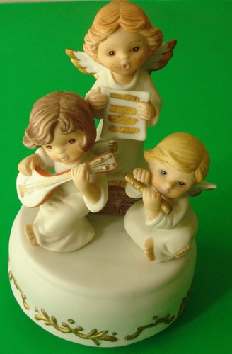 MUSICAL ANGELS FIGURINE ON MUSIC BOX ART DECOR MADE IN PHILIPPINES - Picture 4 of 12