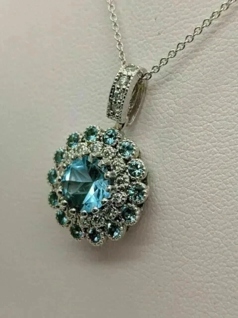 Colgante redondo de topacio azul Londres creado en laboratorio de 2,10 quilates enchapado en oro blanco de 14 k Foto 2 de 4