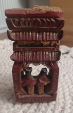Pezzo di mobile antico in legno decorato a mano cinese rifinito in lacca rossa