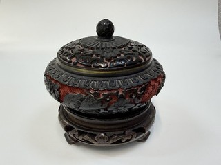 China Deckeldose Emaille mit Rotlack geschnitzt Handwerkskunst auf Holzsockel