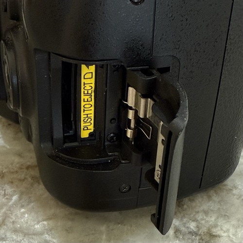Nikon D5000 Digital SLR Camera AF-S DX Nikkor 18-55mm 1:3.5-5.6G VR Lens/Bag/SD - Picture 18 of 22