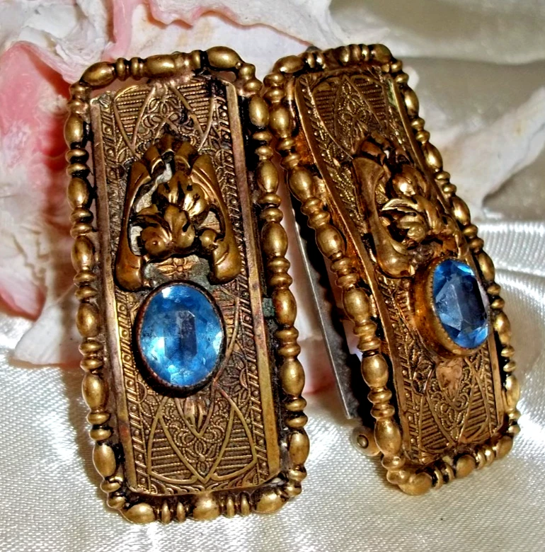 Pinzas para zapatos o pieles victorianas ornamentadas en tono dorado con piedras azules ovaladas facetadas Foto 3 de 4