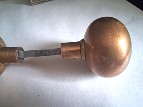 Vintage HEAVY OLD BULBOUS 2-1/2 Plain Brass Door Knobs w/1/4 inch Iron Spindle - Picture 2 of 10