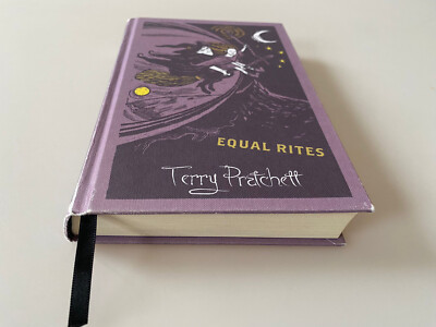 Terry Pratchett. Equal Rites | Discworld: The Witches Collection 2014 Roman