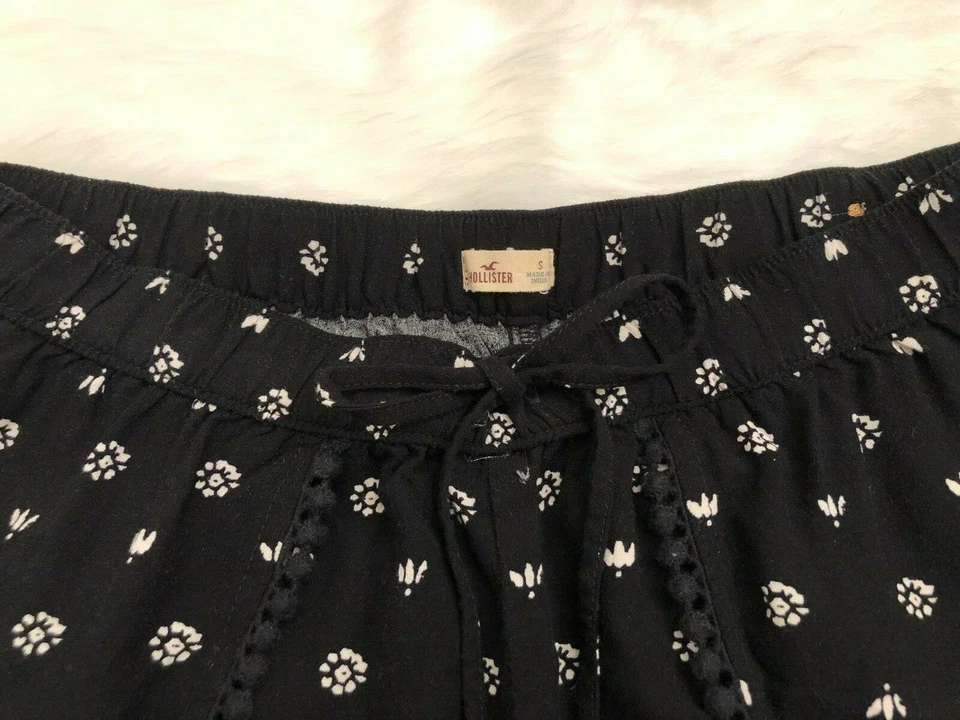 Pantalones cortos florales de tiro alto Hollister para mujer talla pequeña blanco y negro Foto 2 de 3
