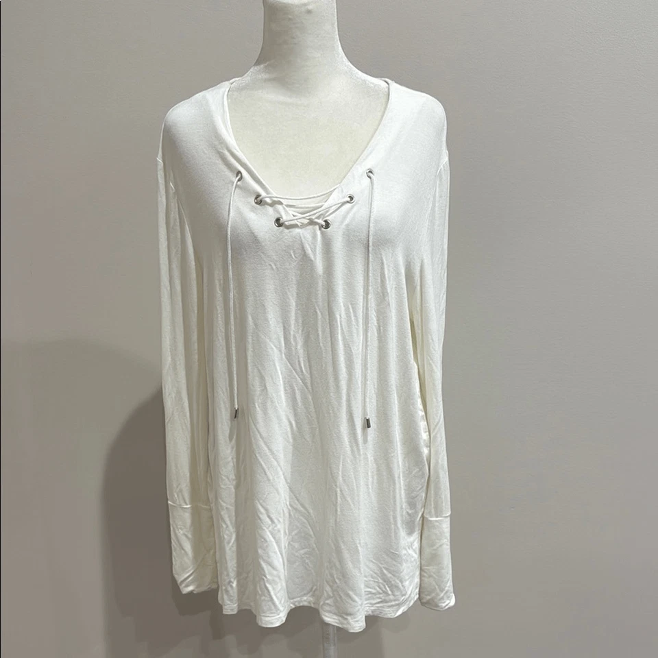 Blusa Larry Levine Feminina Frente Gravata Branca Manga Longa Tamanho Grande - Imagem 2 de 3