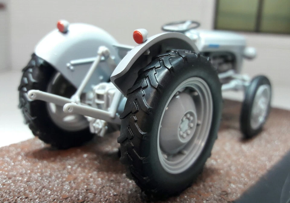 1:32 Ferguson TE20 TE TO20 1953 Grey Fergie Classic Tractor Model Replica Boxed - Image 3 of 3