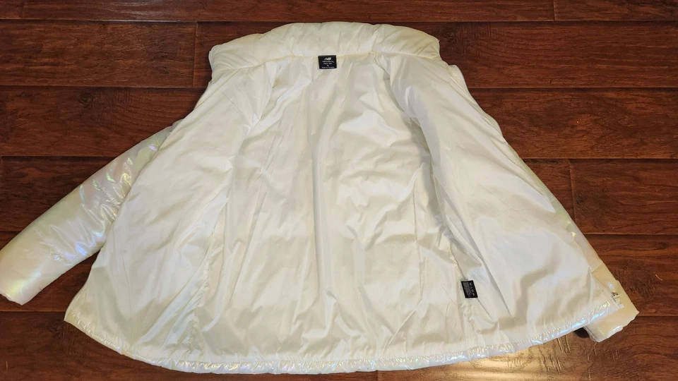 Jaqueta acolchoada branca iridescente New Balance tamanho médio - Imagem 4 de 4