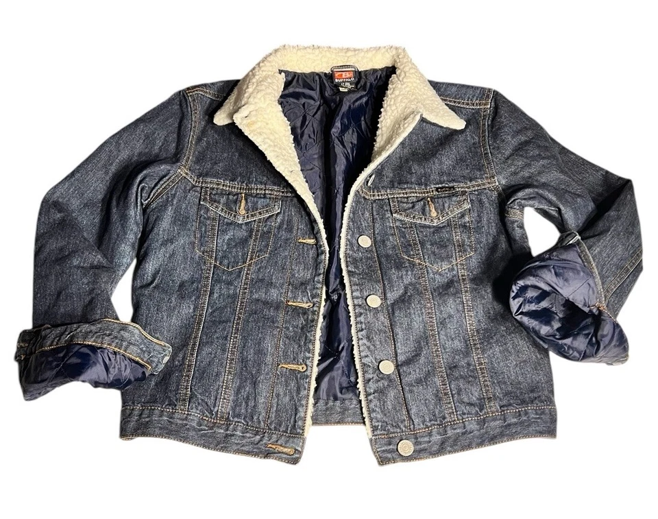 Chaqueta de camionero retro de mezclilla forrada con edredón de piel sintética Buffalo para mujer talla pequeña Foto 2 de 4