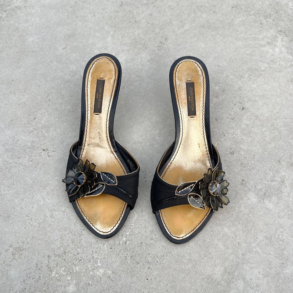 Louis Vuitton | Auténticas mulas vintage de tacón de gatito con gema acrílica flor negra (37) Foto 2 de 4