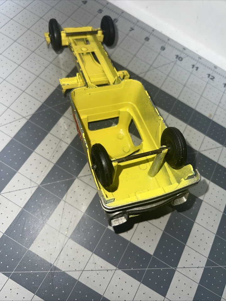 Camión de madera vintage 1950 Hubley 470-58 amarillo Ford Log Ace solo agrega troncos Foto 4 de 4